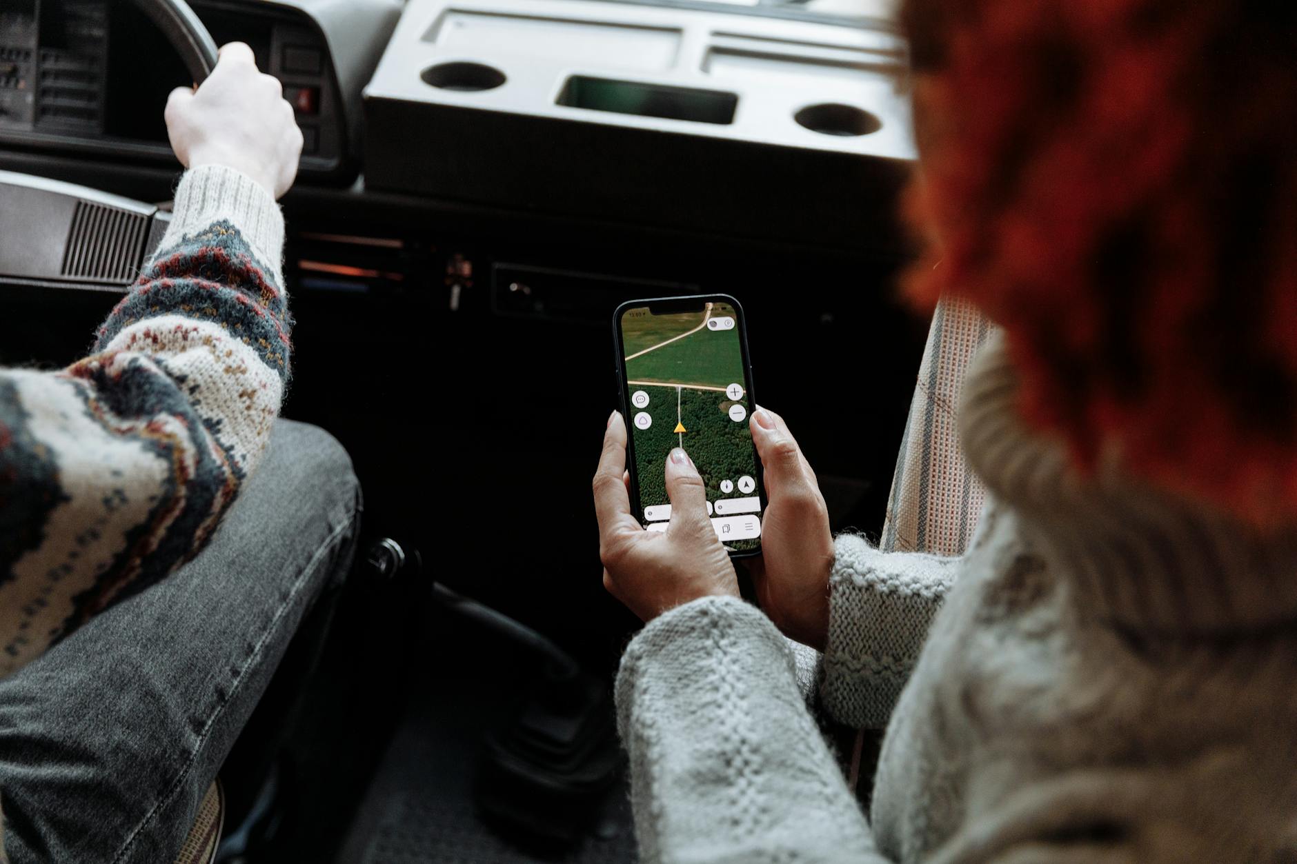 Using smartphone apps while travelling