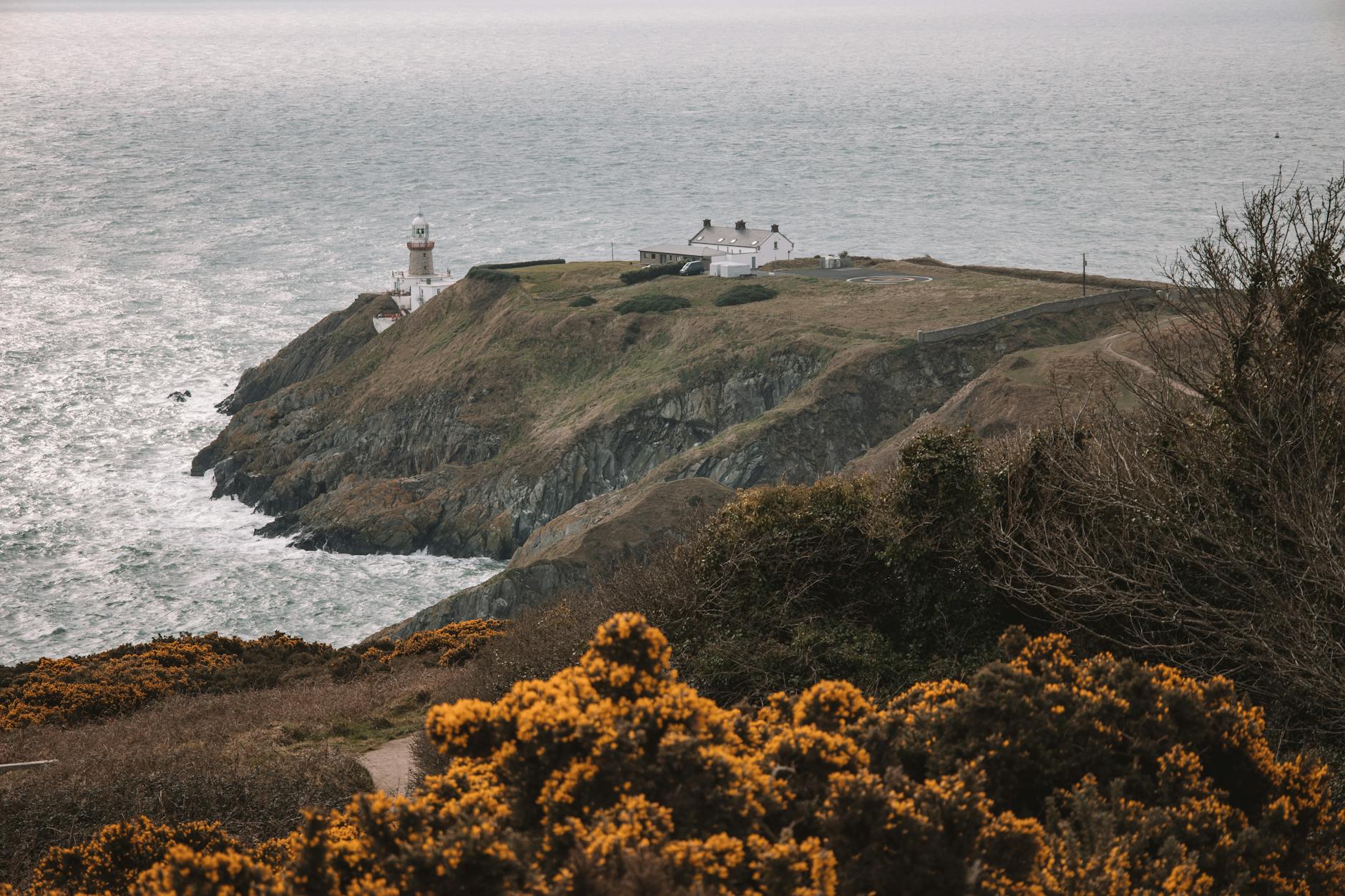 Howth cliff walk lighthouse