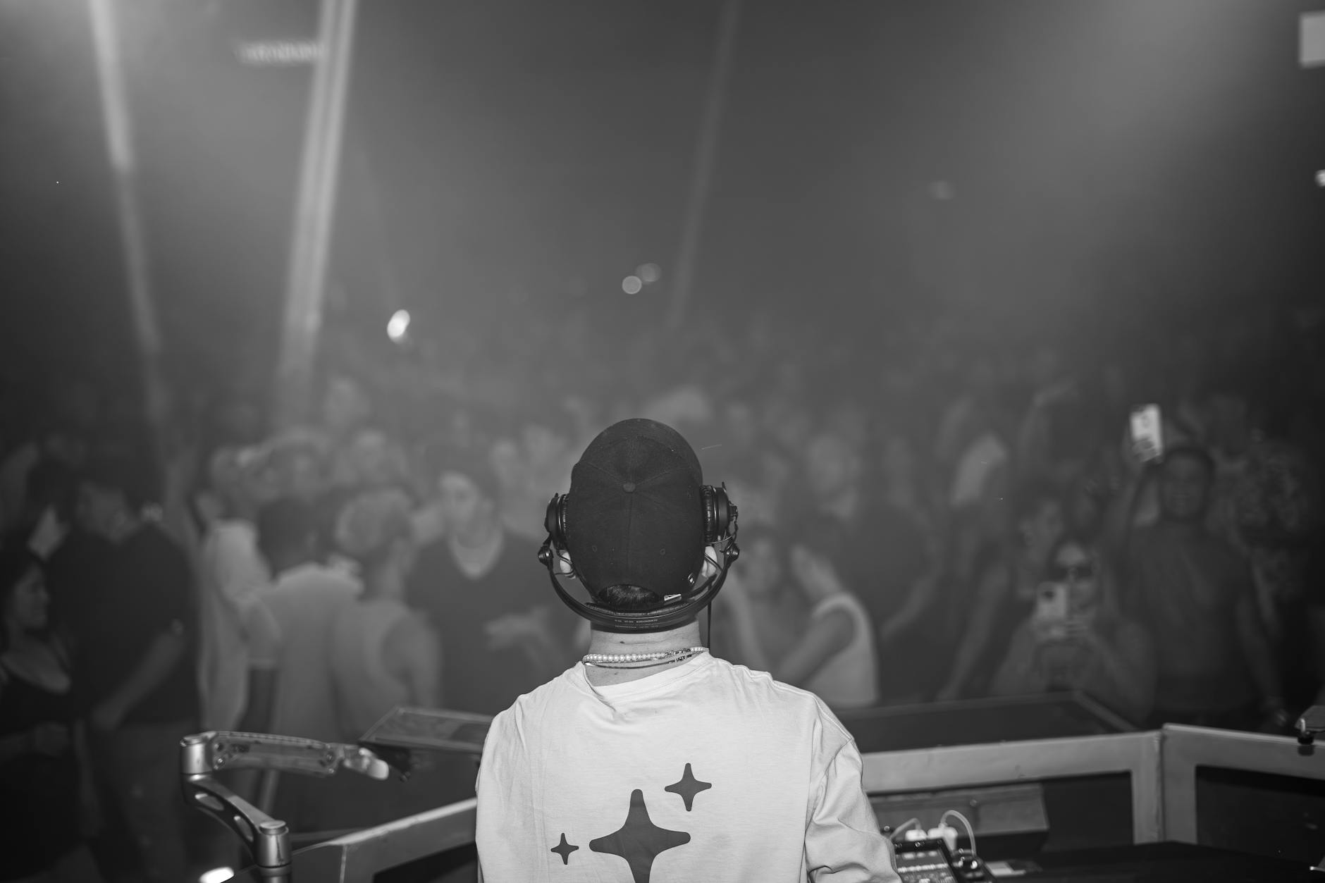 Late-night club venues run DJ programmes Thursday-Saturday